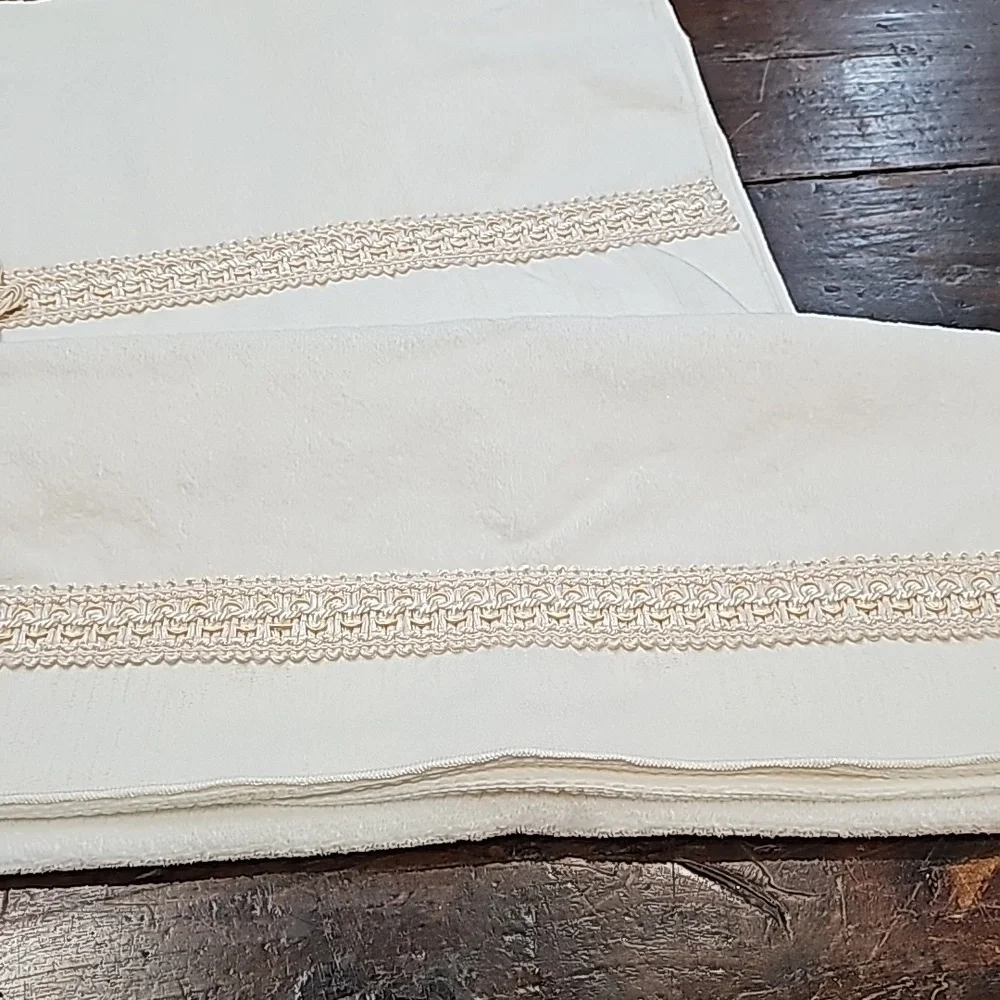 NWOT Avanti (3 pc)  Towel Set